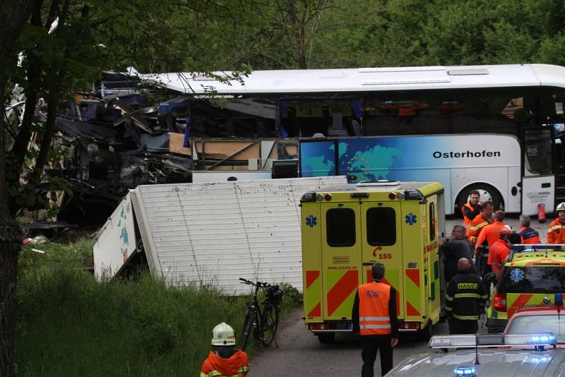 Vlak, v němž cestovaly děti na školní výlet, se ve čtvrtek ráno střetl u Hluboké s autobusem.