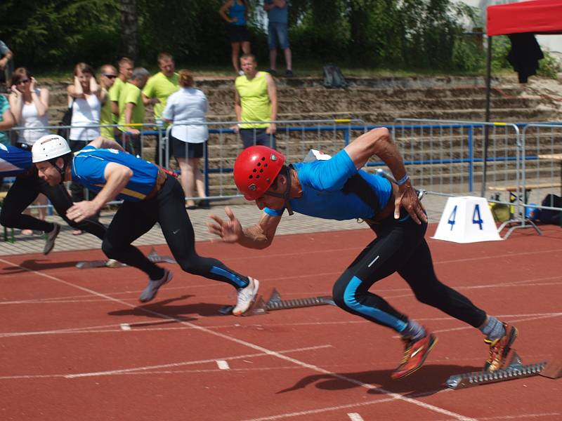 V sobotu před polednem začal na českobudějovickém stadionu TJ Sokol závod profesionálních hasičů v běhu na 100 metrů s překážkami.