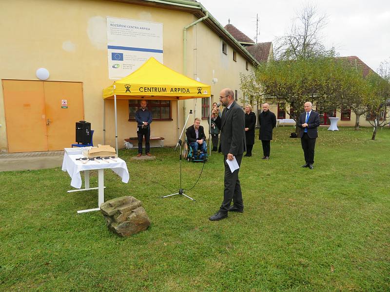 Arpida+ campus životních příležitostí může už za dva roky pomáhat dospělým lidem s tělesným a kombinovaným postižením .8. listopadu se symbolicky klepalo na základní kámen.