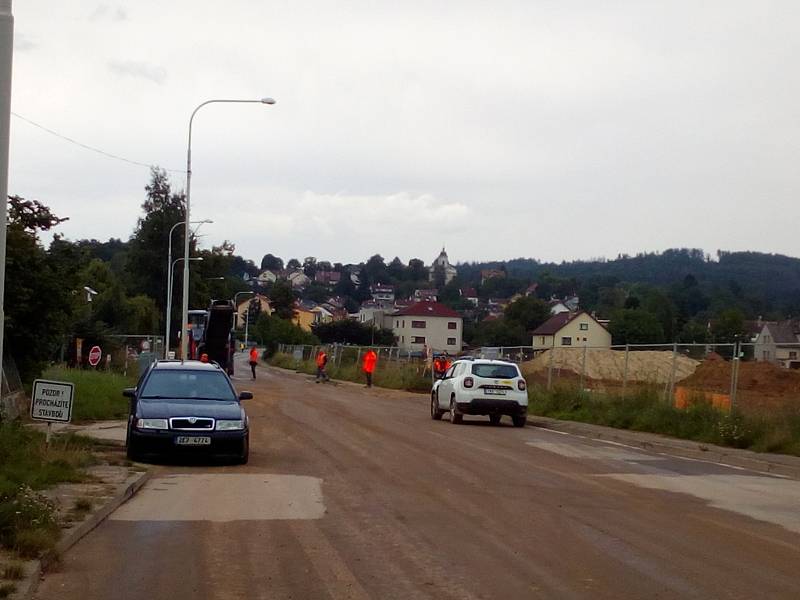 Uzavírku Dobrovodské ulice v Českých Budějovicích si vynutila stavba tunelu Pohůrka na D3. Dopravní opatření se dotkla Dobrovodské, Ledenické i dalších ulic.