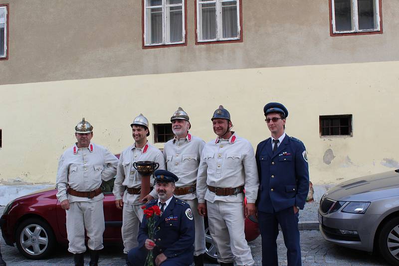 Dobrovolní hasiči nechali v kostele při nedělní mši posvětit nový hasičský prapor.