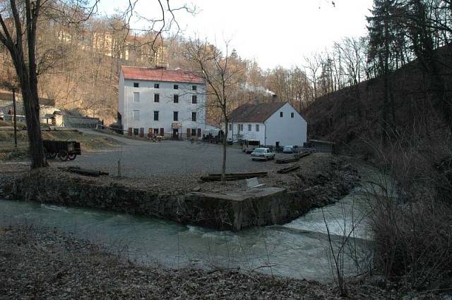 Housův mlýn (vlevo) v údolí Tismenického potoka dnes slouží jako zážitkový skanzen husitství. Zde byl Gaspard uvězněn.