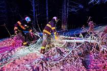 Stromy popadané na silnice, železnice nebo dráty elektrického vedení zaměstnávaly celou noc na sobotu 23. prosince 2023 jihočeské hasiče.