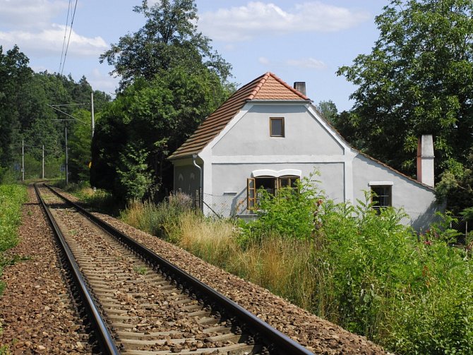 Bývalý strážník domek koněspřežky v obci Kamenný Újezd. Dnes je zrekonstruován do původní podoby. Snímek z roku 2013.