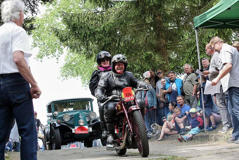 Sobotu si užili milovníci starých aut a motorek s Rallye Křivonoska.