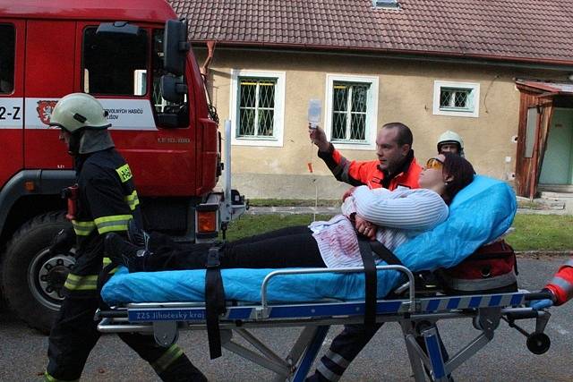 Policejního cvičení v Lišově se zúčastnilo až dvě stě frekventantů.