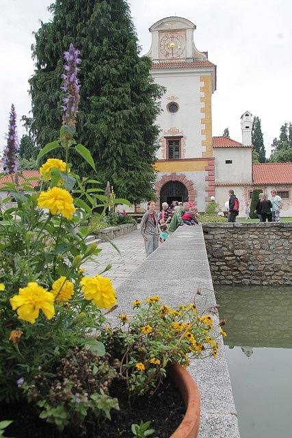 Turisté na zámku Kratochvíle.