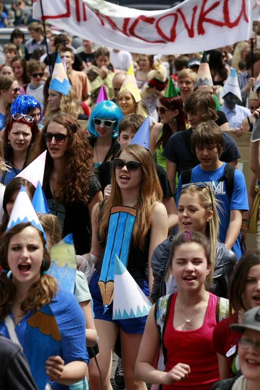 Barevným průvodem městem a následnou volbou krále/královny vyvrcholila v pátek 4. května tradiční oslava jara a studentského života Majáles v Českých Budějovicích.