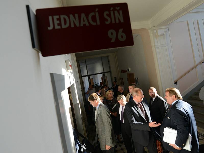 10. září 2012 začalo v Budějovicích hlavní líčení s 52 obžalovanými ze zneužívání pravomoci veřejného činitele, pletich při veřejné soutěži, porušování závazných pravidel hospodářského styku, podvodu a z účasti na zločinném spolčení. 