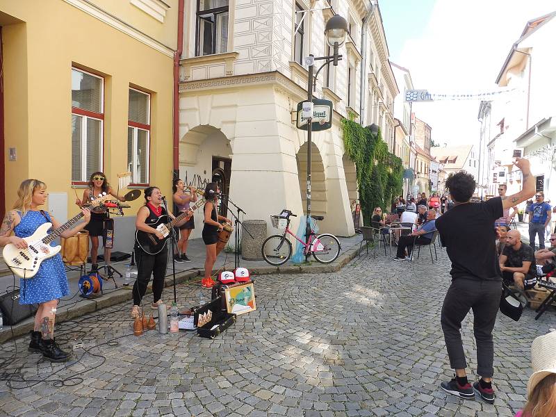 Pouliční slavnost v Plachého ulici Plachanda Open představila pouliční umělce i místní podniky.