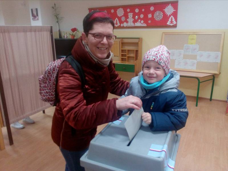 Volební okrsek 36 v ZŠ O.Nedbala v Českých Budějovicích.