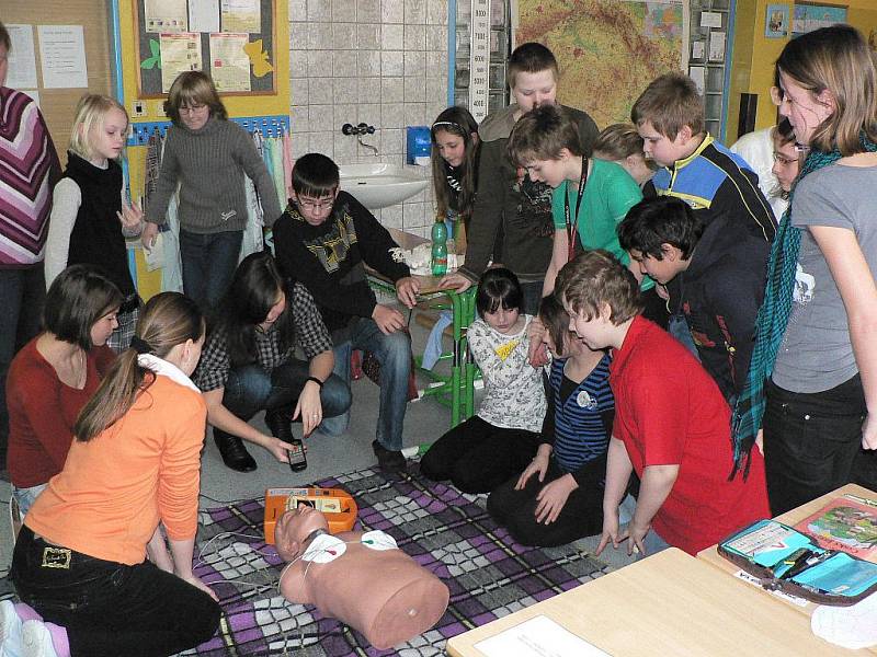 Nácvik první pomoci v Základní škole Máj I v Českých Budějovicích pod dohledem studentů lycea Střední zdravotnické školy Č. Budějovice.