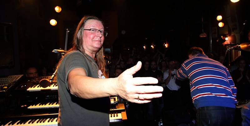 Písecký rodák Roman Dragoun natočil sólové album Samota, v deseti písních se na něm představuje jako šansoniér. Na snímku z lednového koncertu v klubu Highway 61.
