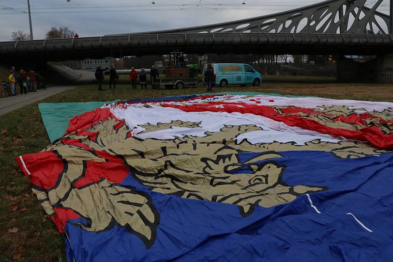 Z náplavky u Vltavy vzlétl balón OK 1918 v národních barvách, na oslavu Dne boje za svobodu a demokracii a Mezinárodního dne studentstva 17. listopadu.