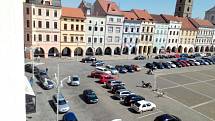 Zrušení plateb za parkování v době koronaviru zaplnilo vozidly v Českých Budějovicích na náměstí Přemysla Otakara II. i ta místa, kde vůbec není dovoleno stát.