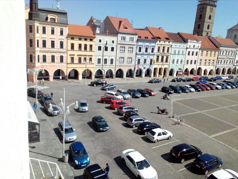Zrušení plateb za parkování v době koronaviru zaplnilo vozidly v Českých Budějovicích na náměstí Přemysla Otakara II. i ta místa, kde vůbec není dovoleno stát.