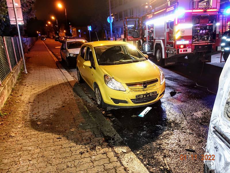 U Trojice v Budějovicích v noci shořelo auto. Oheň poškodil i dvě další.