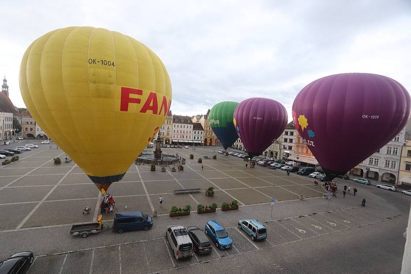 Čtyři horkovzdušné balony vzlétly ve čtvrtek v ranních hodinách z českobudějovického náměstí Přemysla Otakara II.