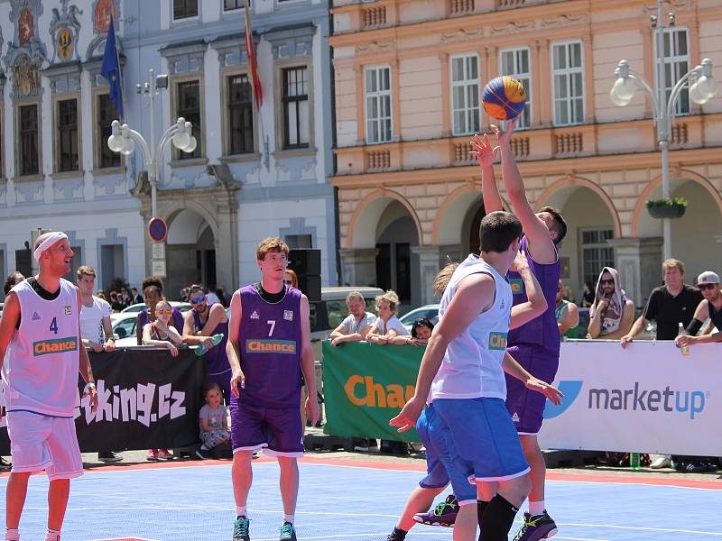 České Budějovice - Sobota 10. června patří na náměstí Přemysla Otakara II. v Českých Budějovicích basketbalu. Po roce tam dorazila Chance 3x3 Tour. U Samsona vyrostly čtyři kurty s mobilními koši.