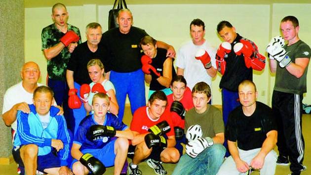Legendární boxer Josef Němec tam, kde je mu nejlíp – mezi svými mladými svěřenci z Box Clubu táty Němce. „Přejeme svému trenéru k jeho 75. narozeninám mnoho zdraví a přesných úderů,“ vzkazují mu. 