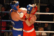 Bombarďák v supertěžké váze Pavel Šour (vlevo)  je oporou boxerů Samsonu Č. Budějovice. Na snímku z posledního utkání se společenstvím Děčín a Most dal pocítit sílu svého úderu Kroupovi.