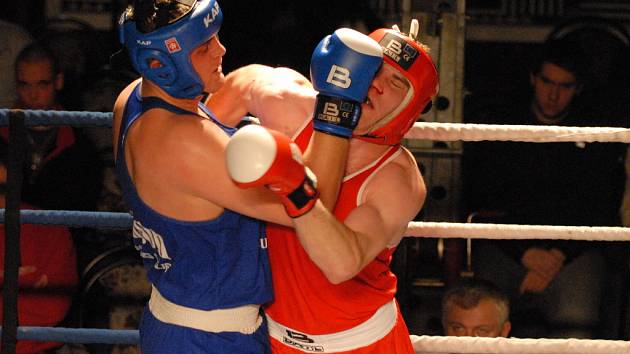 Bombarďák v supertěžké váze Pavel Šour (vlevo)  je oporou boxerů Samsonu Č. Budějovice. Na snímku z posledního utkání se společenstvím Děčín a Most dal pocítit sílu svého úderu Kroupovi.