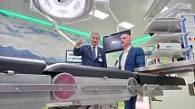 Dvanáct nových operačních sálů a novou centrální sterilizaci představili v pátek 10. června 2022 v Nemocnici České Budějovice. Na snímku generální ředitel nemocnice Michal Šnorek (vlevo) a jihočeský hejtman Martin Kuba.