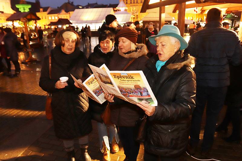 Česko zpívá koledy na náměstí Přemysla Otakara II. v Českých Budějovicích se skupinou Slza