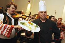 V Masných krámech bude hrát ke dnům slovenské kuchyně cimbálovka.  Na snímku šéfkuchař Luděk Hauser.