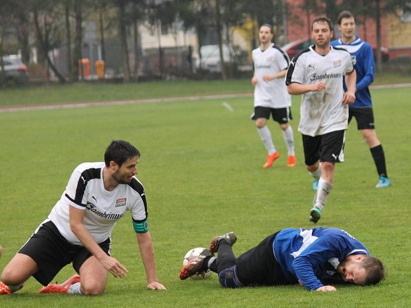 SK Čtyři Dvory (v bílém) porazil v I.A fotbalisty Ledenic 5:1.