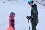 Fotbalista Pavel Novák s dcerou Matyldou na lyžích