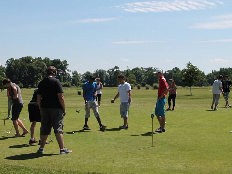 Golf si na Podskalské louce vyzkoušeli také žáci speciální školy pro sluchově postižené