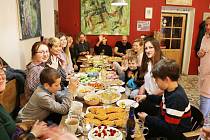 Čechy a Ukrajince, kteří se setkali v budějovické kavárně Matice, spojila chuť na něco dobrého, ale hlavně se chtěli poznat. 
