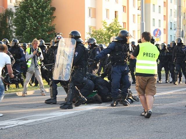 Demonstrace na Máji 13. července.