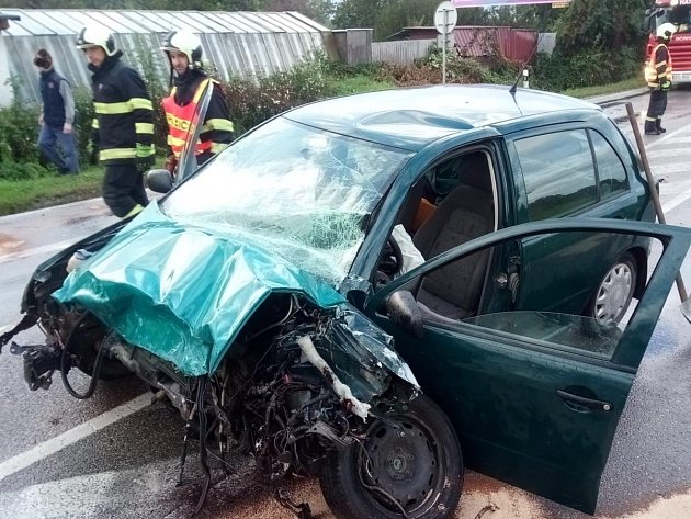 Šest osob utrpělo zranění při srážce dvou osobních aut v Plané.25. 9. 2022.