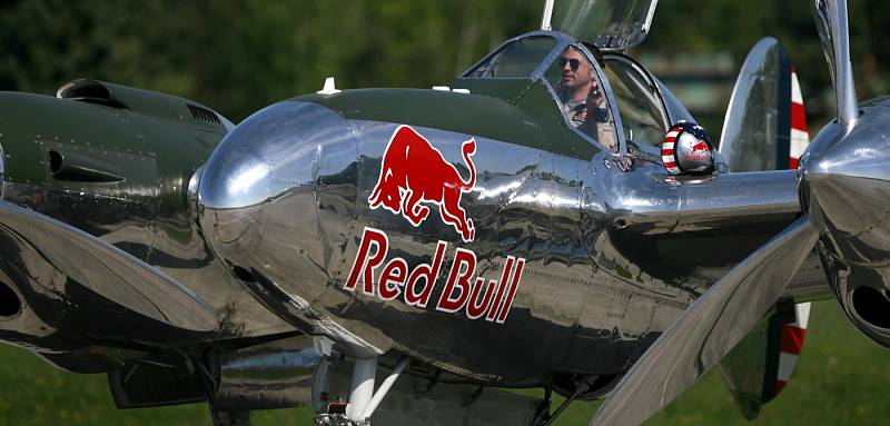 Letecká skupina Red Bull Flying Bulls z Hangáru 7 v Salcburku hostovala do včerejška na letišti v Plané u Českých Budějovic. Ve vzduchu i na zemi se představily slavné stroje, např. Lockheed P38 Lightning, kterým létal spisovatel Antoine de Saint-Exupéry.