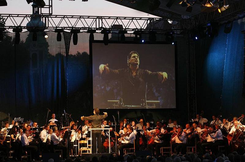 Argentinský tenorista José Cura si 16. července večer si svým humorem a nonšalancí získal publikum Mezinárodního hudebního festivalu Český Krumlov. Na zahajovacím galakoncertu v Pivovarské zahradě ho doprovodil Symfonický orchestr Českého rozhlasu pod ved