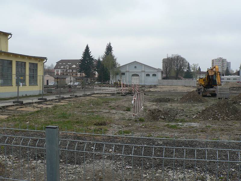 V Jírovcově ulici v Českých Budějovicích už začaly práce na rozšíření parkoviště. Mají skončit v srpnu 2019.