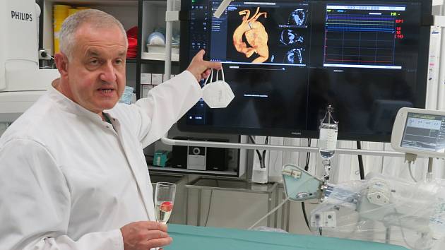 V nově zrekonstruované katetrizační laboratoři Nemocnice České Budějovice denně na speciálním přístroji může podstoupit vyšetření v průměru 20 až 25 Jihočechů se srdečními a cévními potížemi.