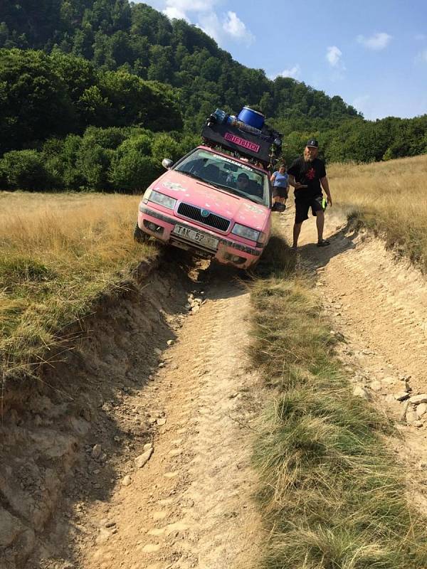 Orientační rallye Gumbalkan absolvovali Jihočeši od 21. do 27. srpna. Se svými vozy v hodnotě do 25 tisíc ujeli 3 800 kilometrů a užili si spoustu zábavy, projeli Slovensko, Ukrajinu a dorazili do cíle v rumunském Banátu.