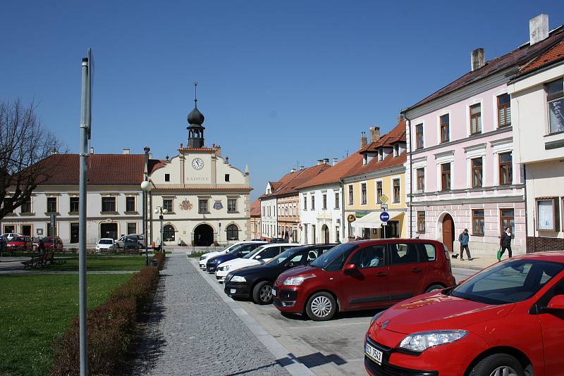 Parkoviště v Nových Hradech na náměstí bývá zvlášť v zimních měsících přeplněné. To by se mělo změnit.