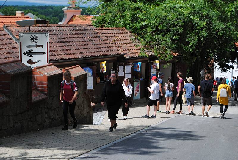 Zámek Hluboká obklopují okrasné zahrady a anglický park, v bývalé zámecké jízdárně je Alšova Jihočeská galerie.