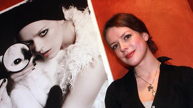 Slovenská herečka známá ze seriálu Vyprávěj vystavuje své snímky v Café klubu Slavie. Portrétovala Romana Luknára, Romana Vojtka i Hanu Vagnerovou.