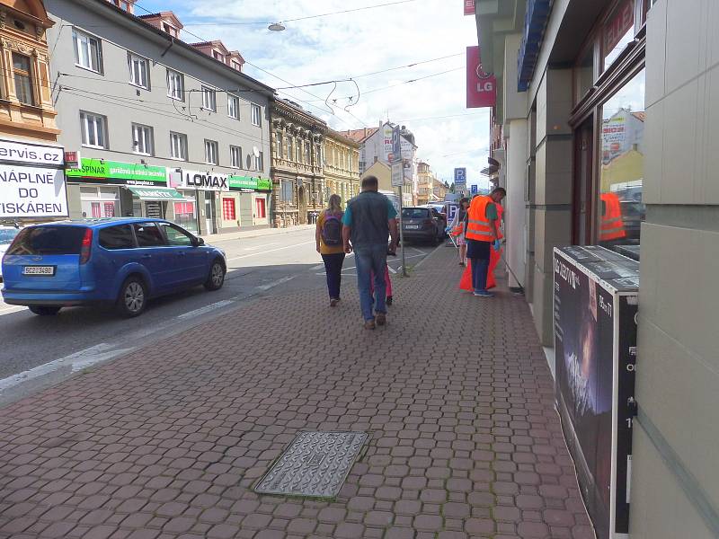 Budějčtí bezdomovci uklízeli v pátek 3. července Rudolfovskou třídu. Vedl je dobrovolník František. Za odměnu dostanou stravenky.