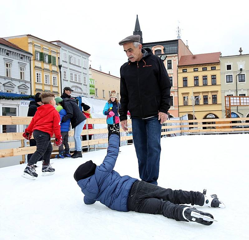 V neděli se bruslařům otevřela ledová plocha na českobudějovickém náměstí Přemysla Otakara II.