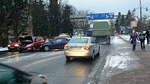 Úterý, první "zimní" den v Českých Budějovicích, nezačalo pro motoristy šťastně. Na snímku je nehoda dvou osobních vozidel v Mánesově ulici.