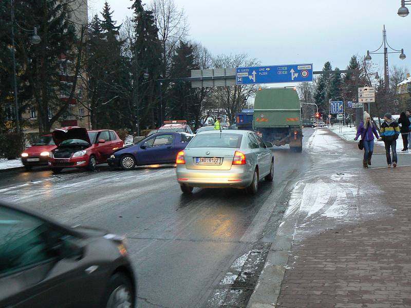 Úterý, první "zimní" den v Českých Budějovicích, nezačalo pro motoristy šťastně. Na snímku je nehoda dvou osobních vozidel v Mánesově ulici.