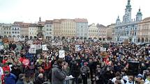 Demonstrace studentů na českobudějovickém náměstí.