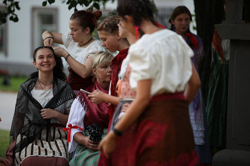 Operní soubor Jihočeského divadla zasadil Smetanovu operu po 45 letech opět do kulis holašovické návsi. Pod vedením režiséra Tomáše Ondřeje Pilaře hraje pod širým nebem více jak 150 umělců.