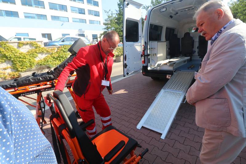 Dvě nové sanitky Renault pro českobudějovickou nemocnici předali Milan Teplý a Robert Krigar jako výraz díků za práci nemocnice v období covidu.